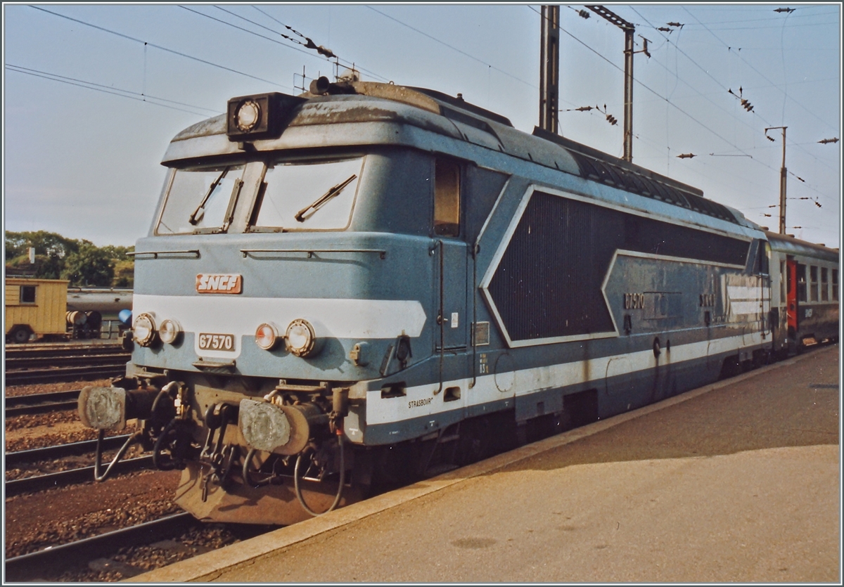 The SNCF BB 67570 in Strasbourg. 

analog picture / sept. 1992 