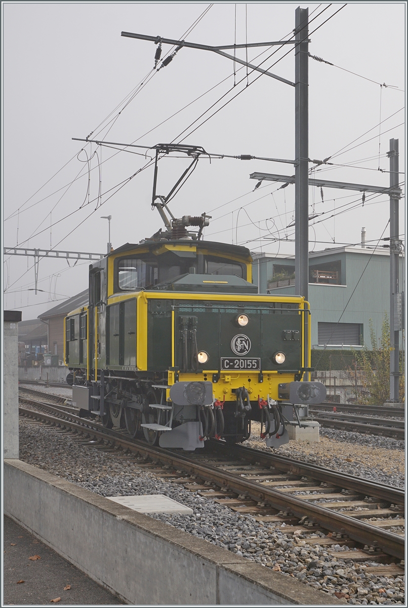The SNCF C 20155 UIC No. 97 85 1 932-0 (formerly SBB Ee 3/3 II 16515, ex SNCF C 20155) belonging to the ‘Team C-20155’ association stood behind switch 12 in Balsthal and waited until the R22 had turned around. It is now driving to the platform to take interested parties on a ride in the driver's cab to Klus and back. The Ee 3/3 II travels at block distance to the half-hourly R22 towards Klus and then returns to Balsthal before the R22 makes its return journey.

8 November 2025


