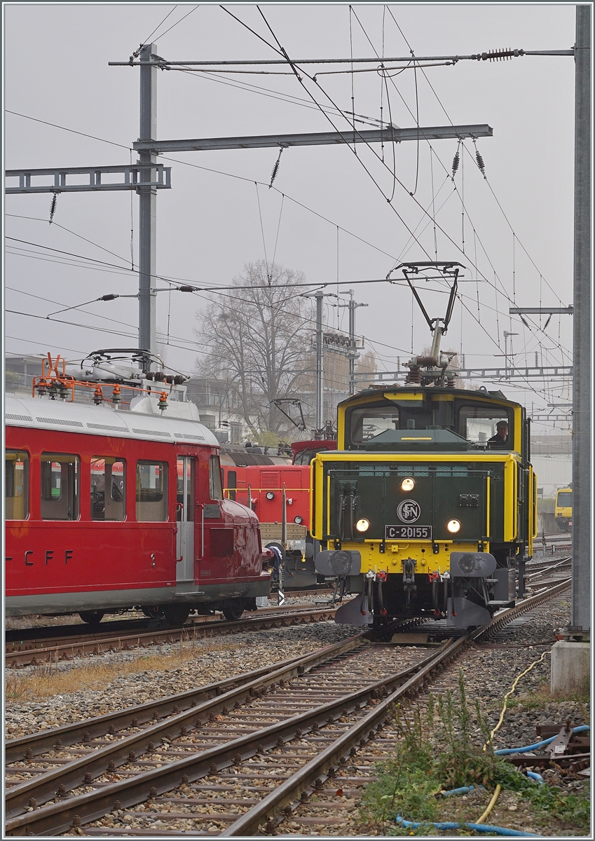 The SNCF C 20155 UIC No. 97 85 1 932-0 (ex SBB Ee 3/3 II 16515, ex SNCF C 20155) of the  Team C-20155  association is leaving Balsthal towards Klus. The three-point signal indicates that this is a train movement. The dual-current Ee 3/3 II, originally designed as a shunting locomotive, was procured by the SNCF in a number of nine units as mainline locomotives for freight trains between Saint Louis and Muttenz. This was due to complaints from local residents following the electrification of the SNCF line between Mulhouse and Basel. This is quite surprising, as Basel was considered a stronghold of steam operation in Switzerland around 1960! Incidentally, years later, similar complaints prevented the continuous use of CC 72000 diesel locomotives for the Line 4 long-distance trains from Paris Est to Basel. In Belfort or Mulhouse, the locomotive had to be changed in most cases. But back to the SNCF C 20155 UIC No. 97 85 1 932-0 (ex SBB Ee 3/3 II 16515, ex SNCF C 20155) of the association  Team C-20155 .

But back to the SNCF C 20155 UIC No. 97 85 1 932-0 (ex SBB Ee 3/3 II 16515, ex SNCF C 20155) of the  Team C-20155  association. A rare example of an SNCF locomotive, which after a good ten years went to the SBB and spent a good forty years shunting there, was later saved from scrap and restored  back  to its original SNCF version. This may seem surprising and not entirely uncontroversial. However, I think the solution is excellent; it really makes this beautiful locomotive stand out. Furthermore, while the locomotive may have been used by the SNCF in mainline service and, in cross-border traffic, ran roughly half the time on SNCF and half on SBB lines, if you consider the territorial border, the SNCF C 20150 locomotives only traveled three kilometers in France out of a total of 15 kilometers between Saint Louis and Muttenz. 

November 8, 2025