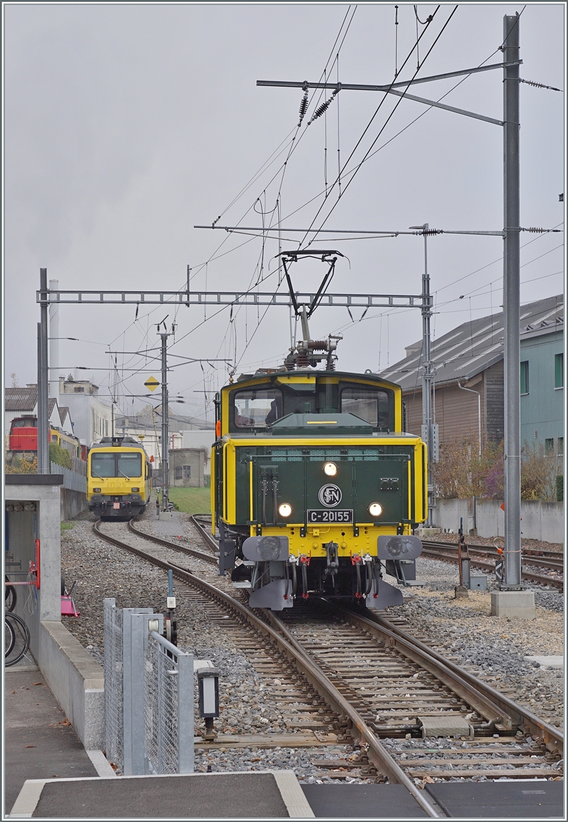 The SNCF C 20155 UIC No. 97 85 1 932-0 (ex SBB Ee 3/3 II 16515, ex SNCF C 20155) of the  Team C-20155  association is waiting in Bahlstahl for its deployment for cab rides to the Klus. The three-aspect signal indicates that this is a train movement. The dual-current Ee 3/3 II, originally designed as a shunting locomotive, was procured by SNCF as a line locomotive for freight trains between Saint Louis and Muttenz in nine units, because after the electrification of the SNCF Mulhouse - Basel line, the transport of freight trains led to complaints from residents. Quite surprisingly, Basel was considered a stronghold of steam operation in Switzerland around 1960! Incidentally, years later, similar complaints prevented the through operation of line 4 express trains from Paris Est to Basel with the CC 72000 diesel locomotives; in Belfort or Mulhouse, the locomotives usually had to be changed. But back to the SNCF C 20155 UIC No. 97 85 1 932-0 (ex SBB Ee 3/3 II 16515, ex SNCF C 20155) of the  Team C-20155  association. A rare type of SNCF locomotive, which came to the SBB after about ten years and served in shunting service there for about forty years, later rescued from scrapping and restored  back  to the original SNCF version, may be surprising and seemed somewhat controversial. However, I find the solution very good, as it highlights the beautiful locomotive. Moreover, although the locomotive may have been used by SNCF in line service and operated about half the time on the border traffic with SNCF and SBB, considering the territorial border, the SNCF C 20150 only ran three kilometers in France on the total 15 kilometers between Saint Louis and Muttenz. November 8, 2025