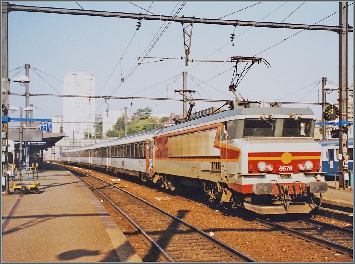 The SNCF CC 6578 with a Fast Service in Dijon. 

Analog picture / sept. 1998