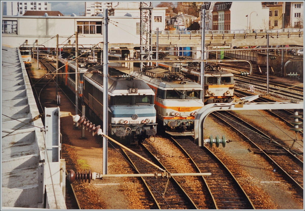 The SNCF CC 72033, BB 22287 and other ones in Mulhouse.

analog picture 31.01.2000