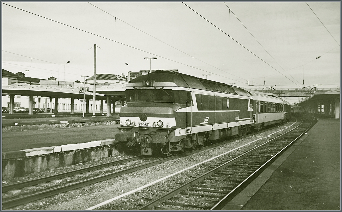 The SNCF CC 72080 with an IC to Paris Gare de L'Est in Mulhouse. 

analog picture 31.01.2000