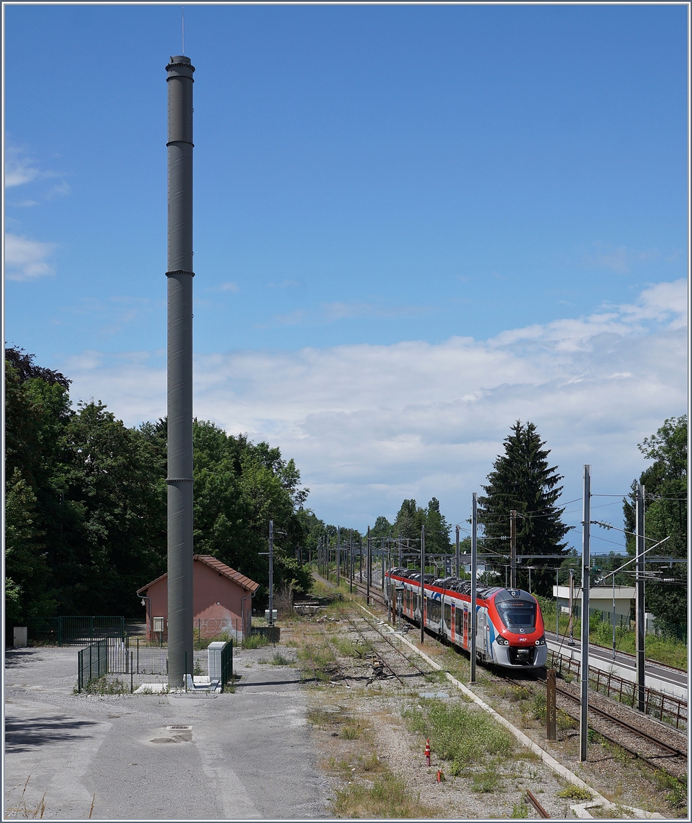 The SNCF Coradia Polyvalent régional tricourant Z 31519 comming from Coppet is approching  the Evain les Bains Station.

15.06.2020