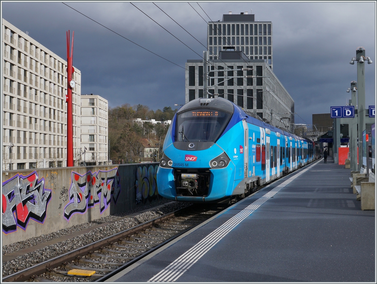 The SNCF Coradia Polyvalent régional tricourant 31545 and an other one are on the way from Coppet to Thonon.  This train makes a stop in Lancy Pont Rouge. 

10.03.2023