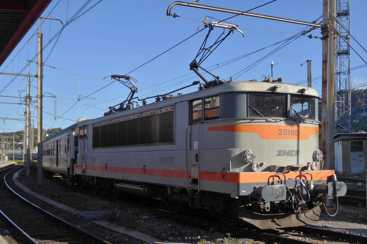 The SNCF electric locomotive BB 25188 is hauling its train into the station of Chambry - Challes-les-Eaux on September 17th, 2022.