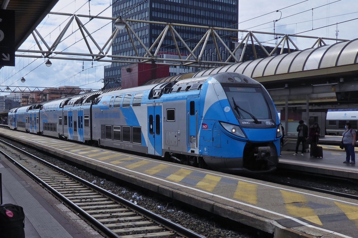 The SNCF electric multiple unit Z 55679 is entering into the station Lyon Part-Dieu on September 15th, 2022.