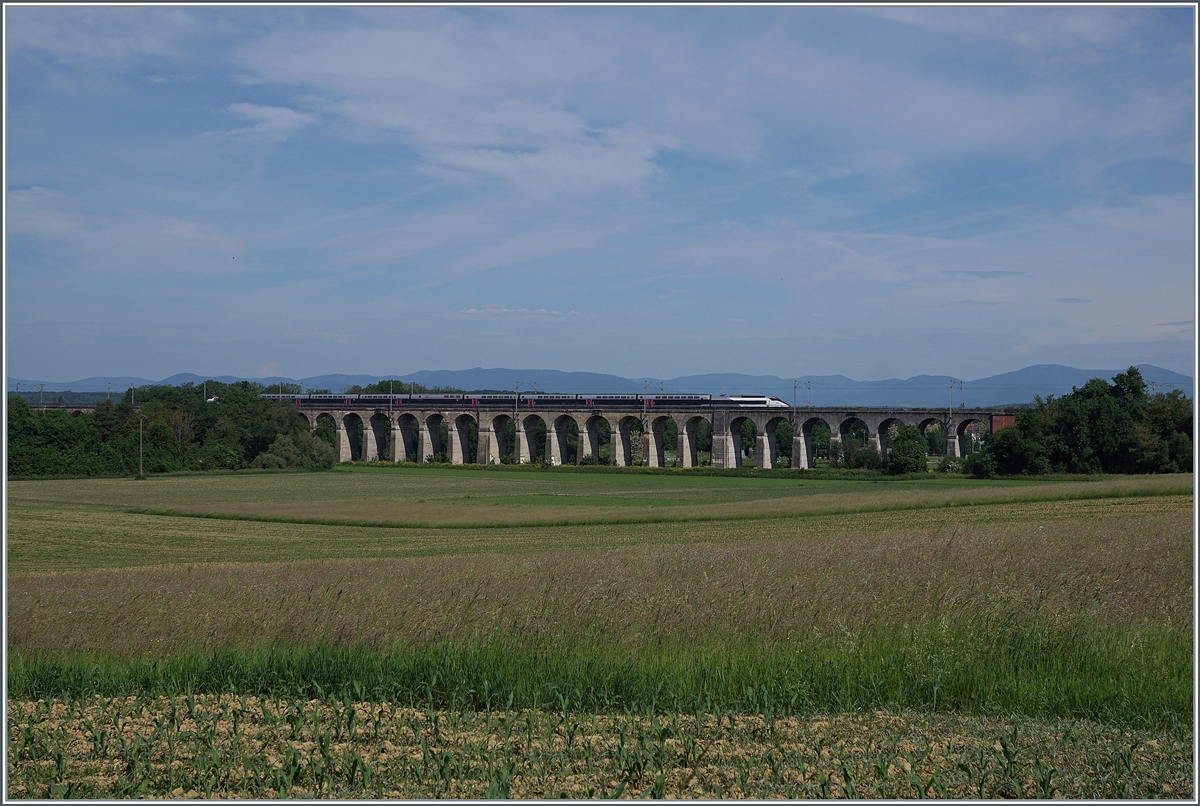 The SNCF inoui TGV on the way to Mulhouse of the 490 meter long Viaduc of Dannemaire (builed 1860-62) by Dannemaire.

19.05.2022