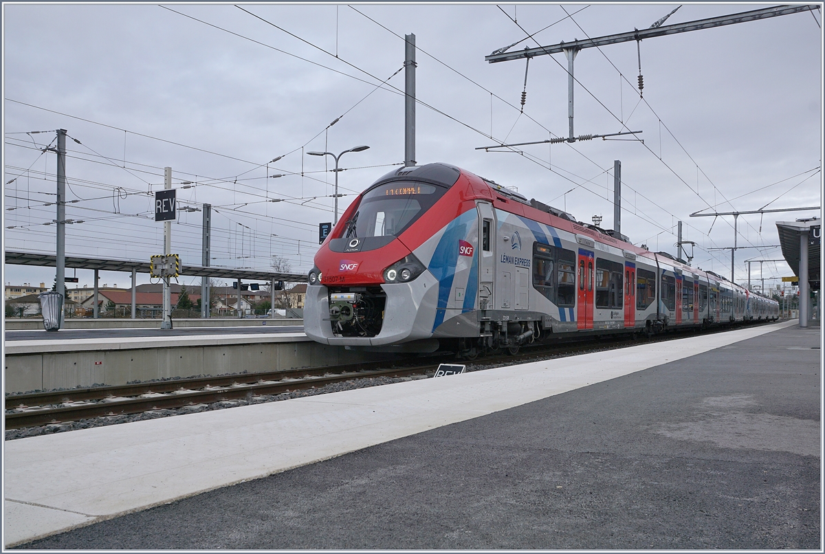 The SNCF Léman Express Z 31507 M (Coradia Polyvalent régional tricourant) in Annemasse. 

15.12.2019