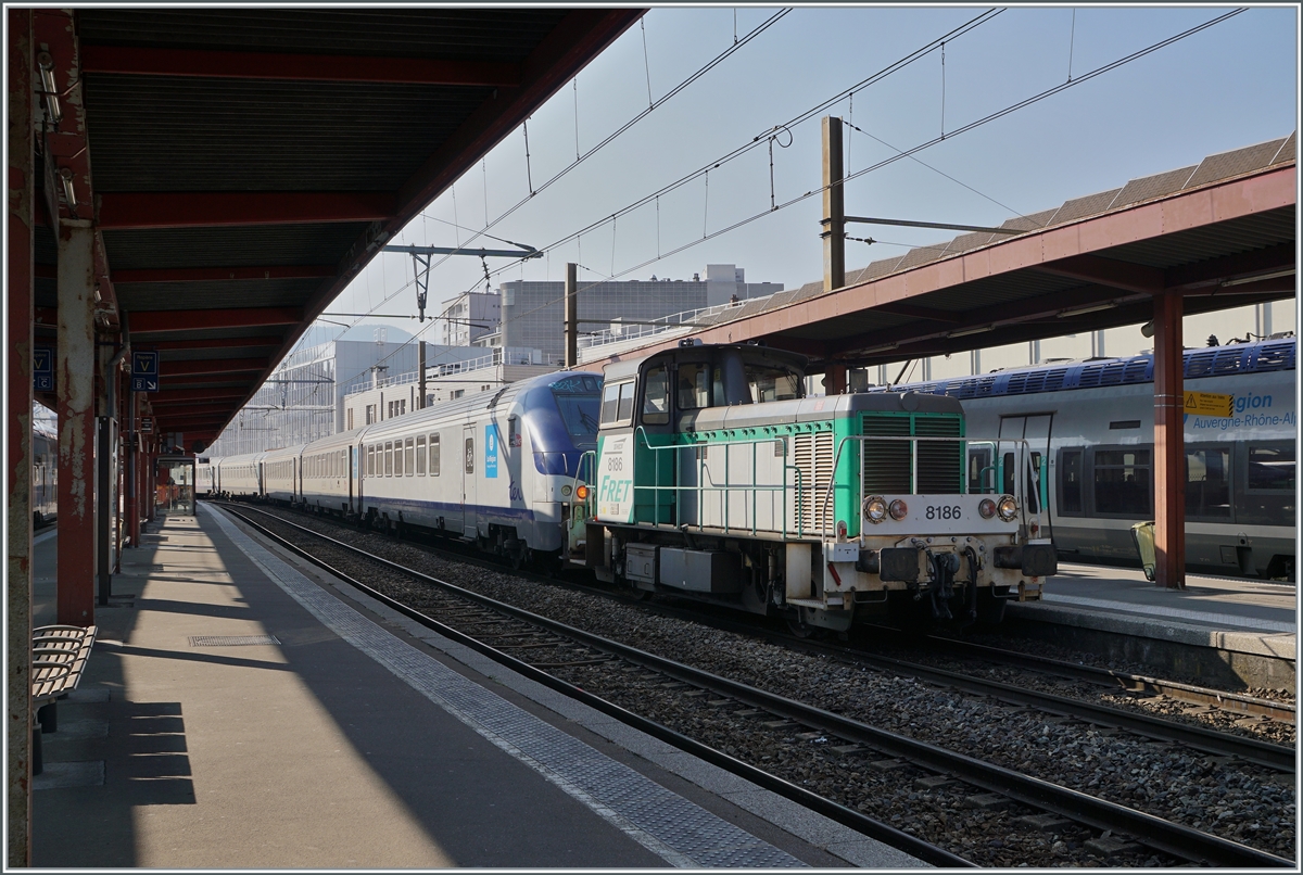 The SNCF  locotracteur  Y 8186 in Chambèry Challes Les Eaux. 

22.03.2022