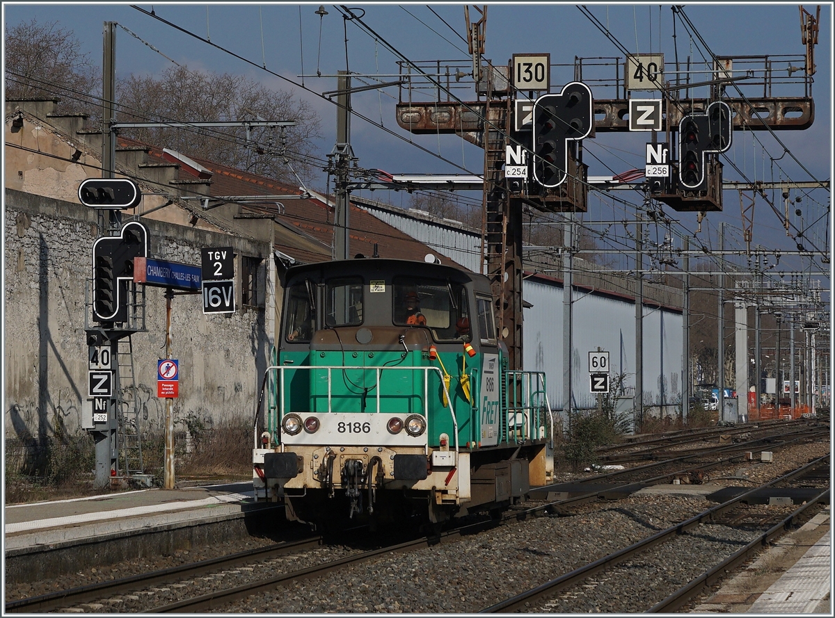 The SNCF  locotracteur  Y 8186 in Chambèry Challes Les Eaux. 

22.03.2022
