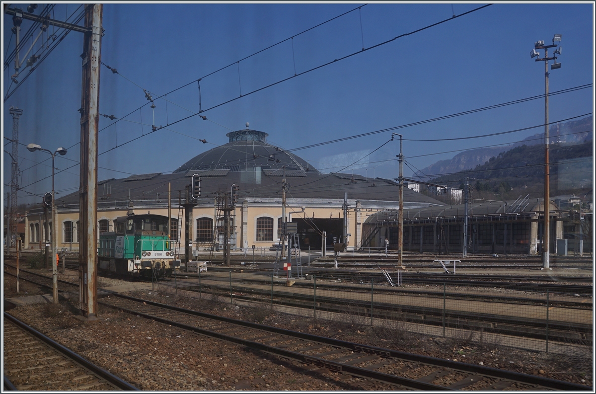 The SNCF  locotracteur  Y 8186 in Chambèry Challes Les Eaux in the background the big and round railway depot. (pictured by the window.)

22.03.2022