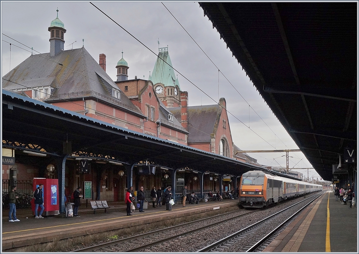 The SNCF Sybic BB 26145 with his TER 200 from Basel to Strasbourg is arriving at Colmar.

13.03.2018