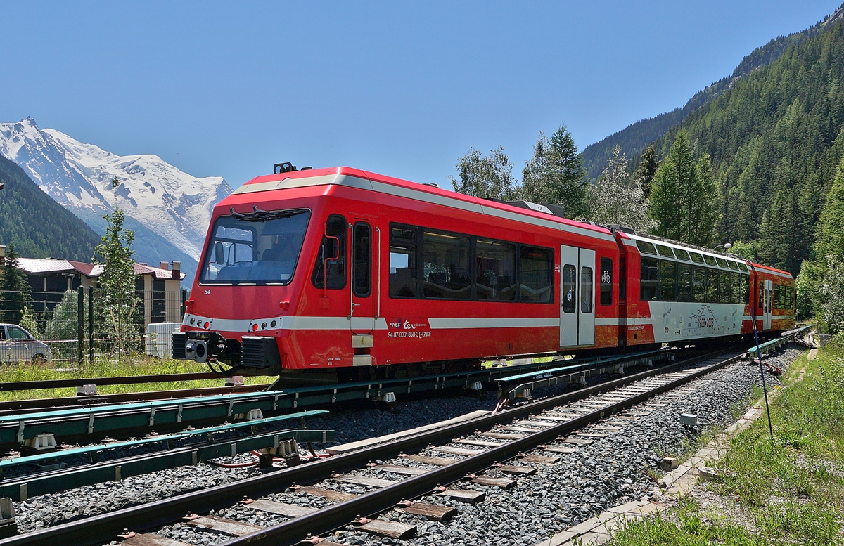 The SNCF TER 18920 from Vallorcine to St Gervais is leaving the Argentière (Haute-Savoie) Station. 

07.07.2020 