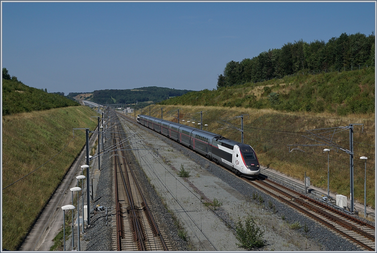 The SNCF TGV 4712, from Montpellier to Luxembourg is arriving at the Belfort-Montbéliard TGV Station. In the background the 816 meter long Viaduc de la Savoureuse. 

23.07.2019