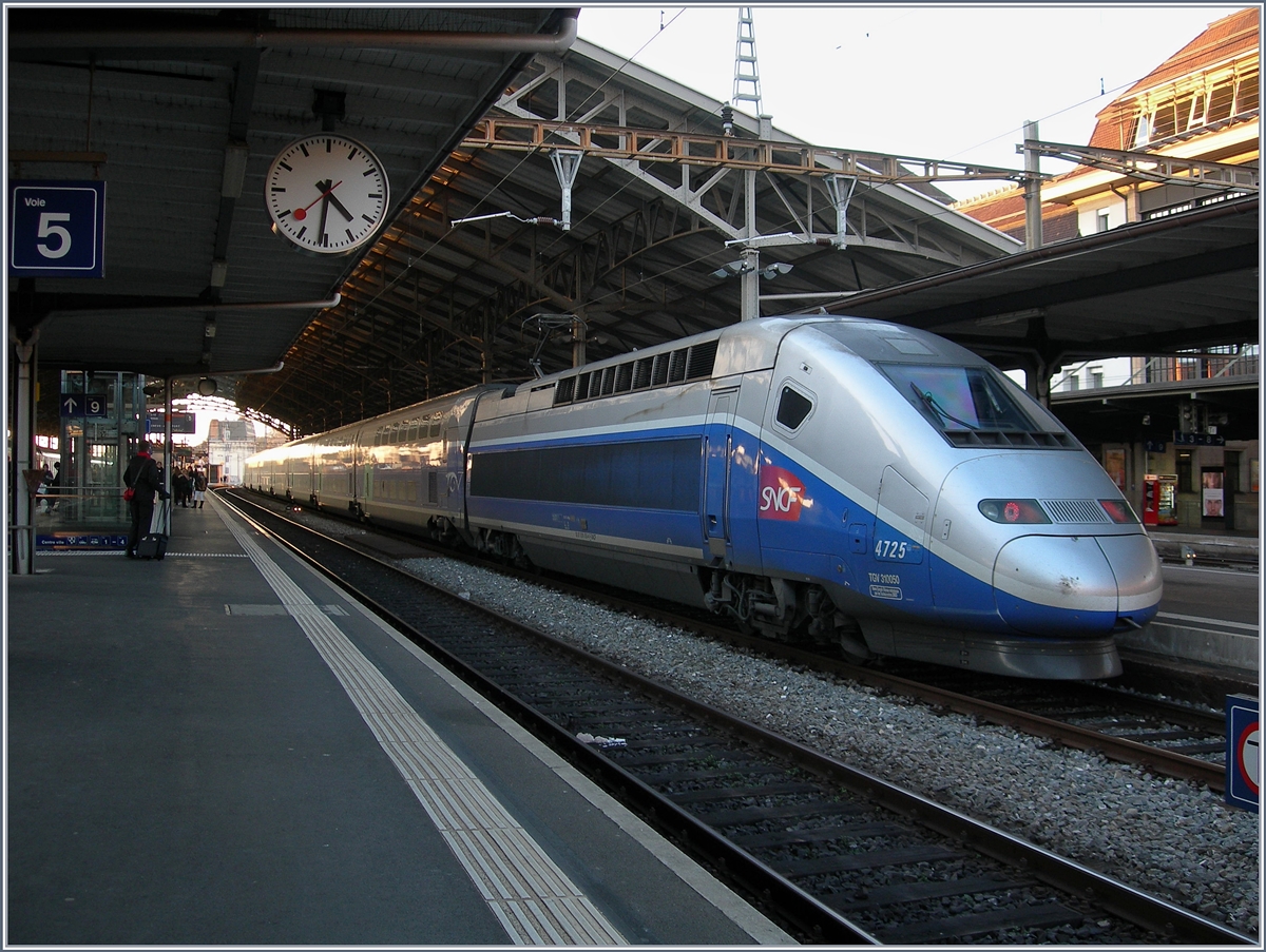 The SNCF TGV 9778 to Paris in Lausanne.
03.01.2017