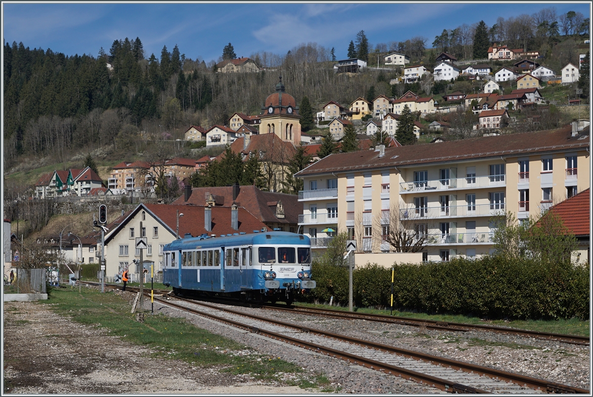 The SNCF X 2816 - in Morteau on an Easter extra trip. The X 2800 diesel multiple units were built from 1957 at Decauville (X 2801 - X 2816) and at Renault (X 2817 - X 2919), so a total of 119 units. The last X 2800 ran in regular traffic until 2009. The X ABD 2816 seen here belongs to the  Assosiation l'autrail X2800 du Haut Doubs  and can be seen maneuvering in Morteau as part of a special Easter trip. (Viewpoint: at the fence, in the parking lot at the train station) April 16, 2022