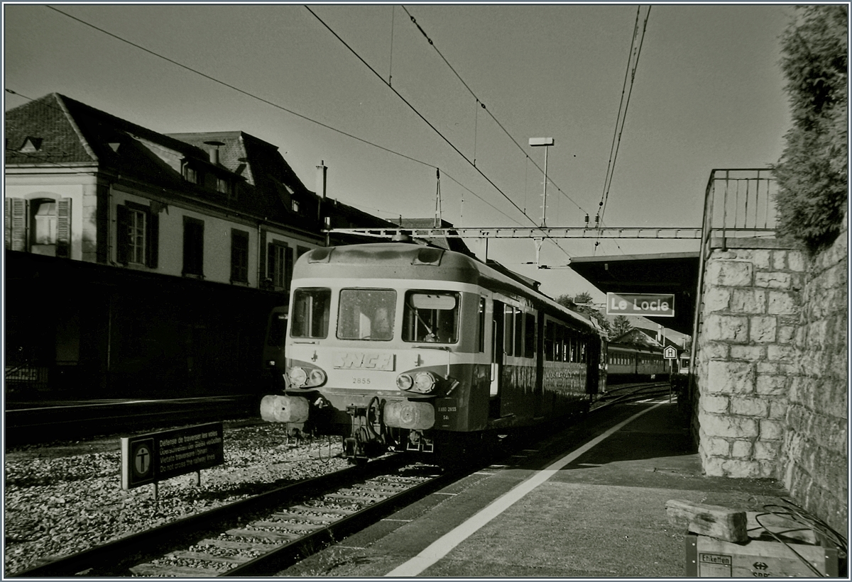 The SNCF X 2855 in Le Locle is waiting his departure to Besançon. 

25.01.2001