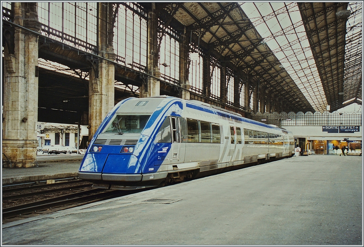 The SNCF X 72530 in the Paris Austerlitz Station. 

04.02.1999