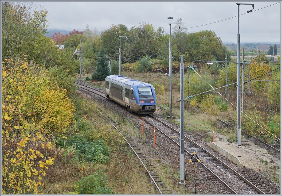 The SNCF X 73608 is leaving Pontarlier on the way to Dole-Ville.

29.10.2019