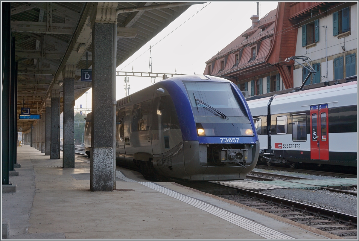 The SNCF X 73657 is waiting in Vallorbe his departur to Frasne. 

24.03.2022