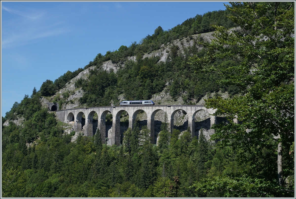 The SNCF X 73657 on the way from Dole to St-Claude on the 165 meter long Viaduc des Crottes near Morbier. 

10.08.2021