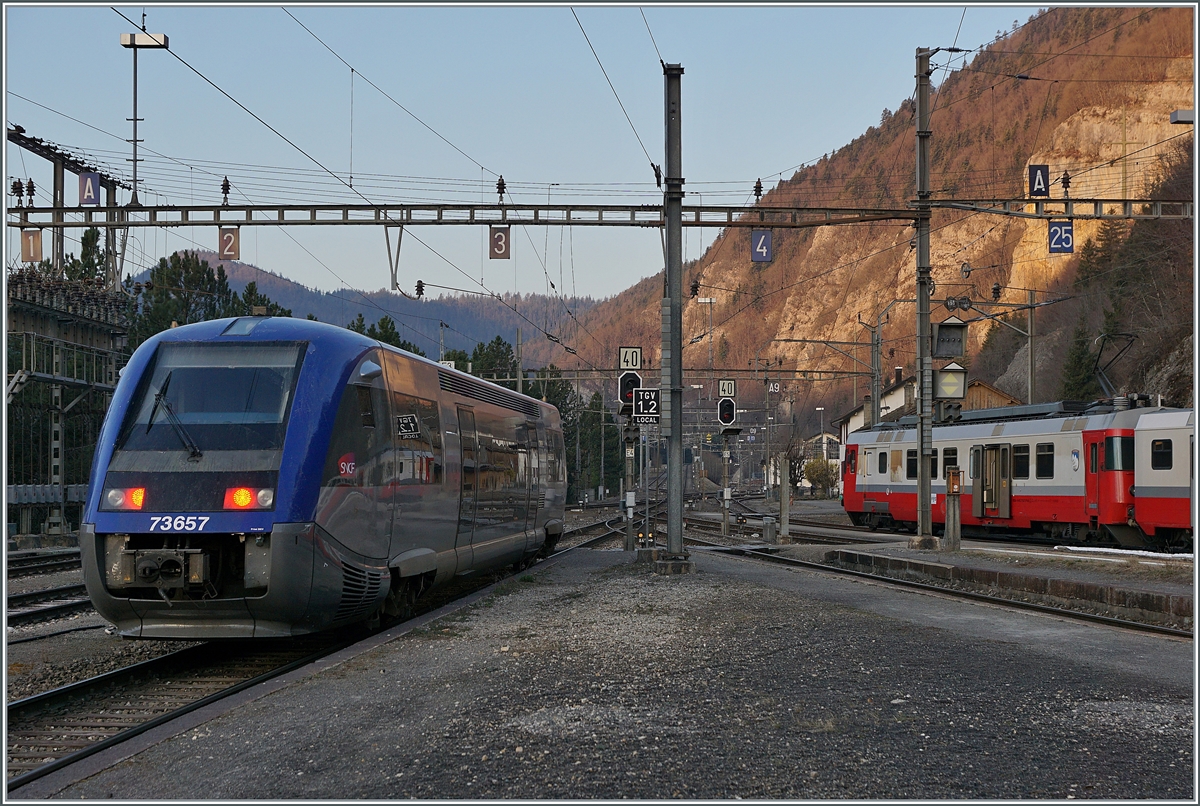 The SNCF X 73657 on the way to Frasne is leaving the Vallorbe Station. 

24.03.2022