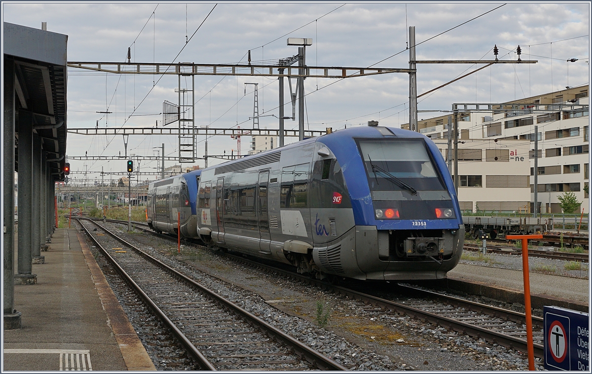 The SNCF X 73752 and X 73753 are the TER to Besançon Viotte. 
Pictured in La Chaux-de-Fonds. 

12.08.2020