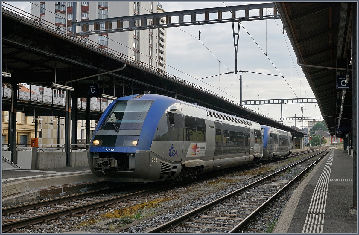 The SNCF X 73752 and X 73753 are the TER to Besançon Viotte. 
Pictured in La Chaux-de-Fonds. 

10.08.2020