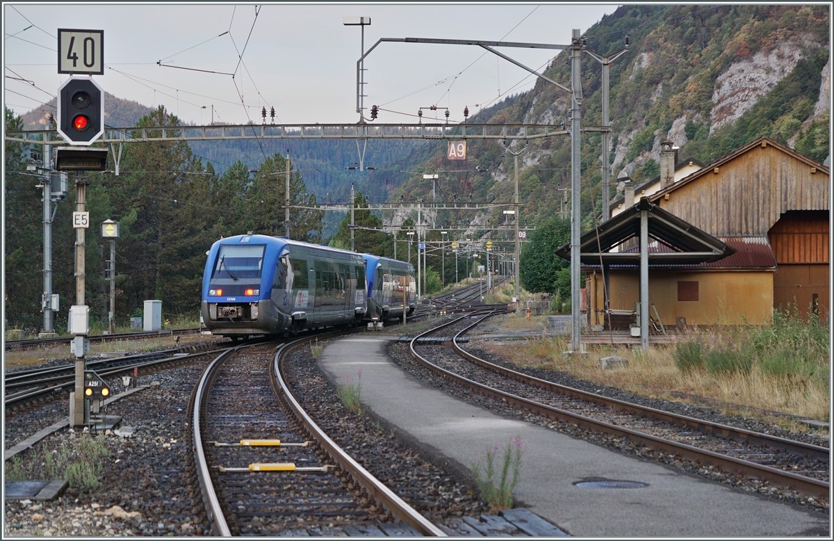 The SNCF X 73765 und X 73799 are leaving Vallorbe on the way to Frasne.

15.08.2022