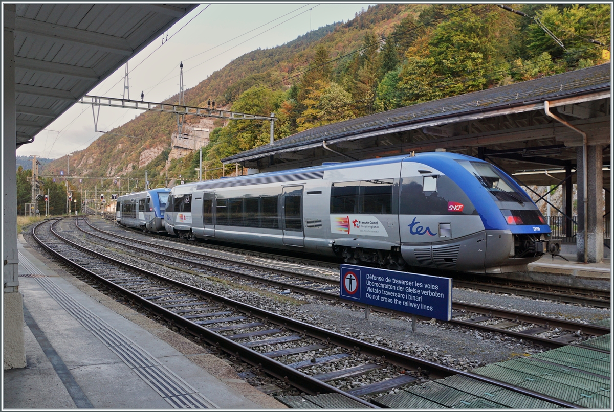 The SNCF X 73765 und X 73799 are waiting in Vallorbe his departure to Frasne.

15.08.2022