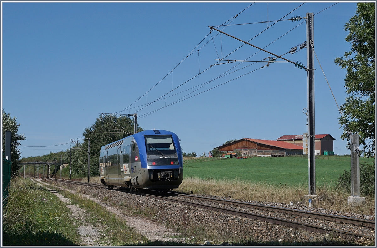 The SNCF X 73767 on the way to Frasne by La Rivière - Drugeon.

21.08.2019