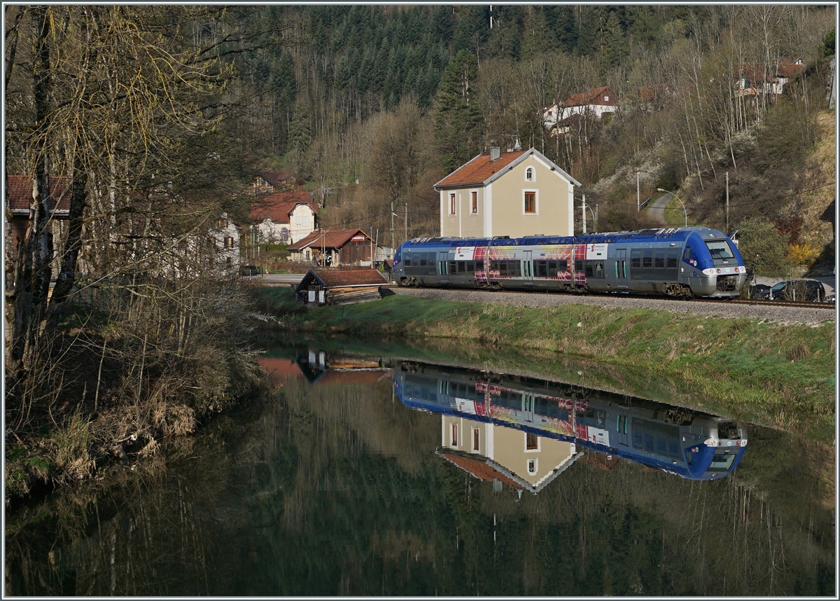 The SNCF X 76679/680 leaves Morteau as TER 18108 from La Chaux de Fonds to Besançon. In the foreground the Doubs surface is used for the mirror image.

April 16, 2022