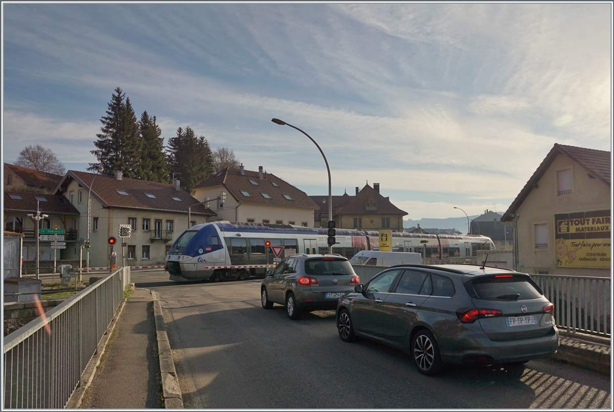 The SNCF X 76679/680 on the way from La Chaux de Fonds to Besançon in Morteau. 

16.04.2022