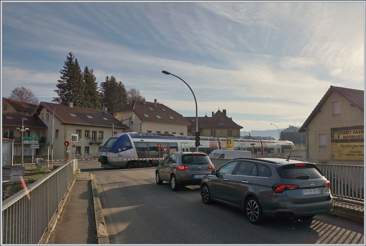 The SNCF X 76679/680 on the way from La Chaux de Fonds to Besançon in Morteau. 

16.04.2022