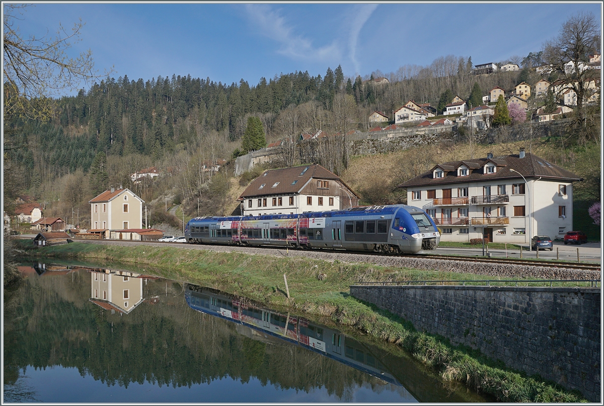 The SNCF X 76679/680 on the way from La Chaux de Fonds to Besançon by Morteau. 

16.04.2022