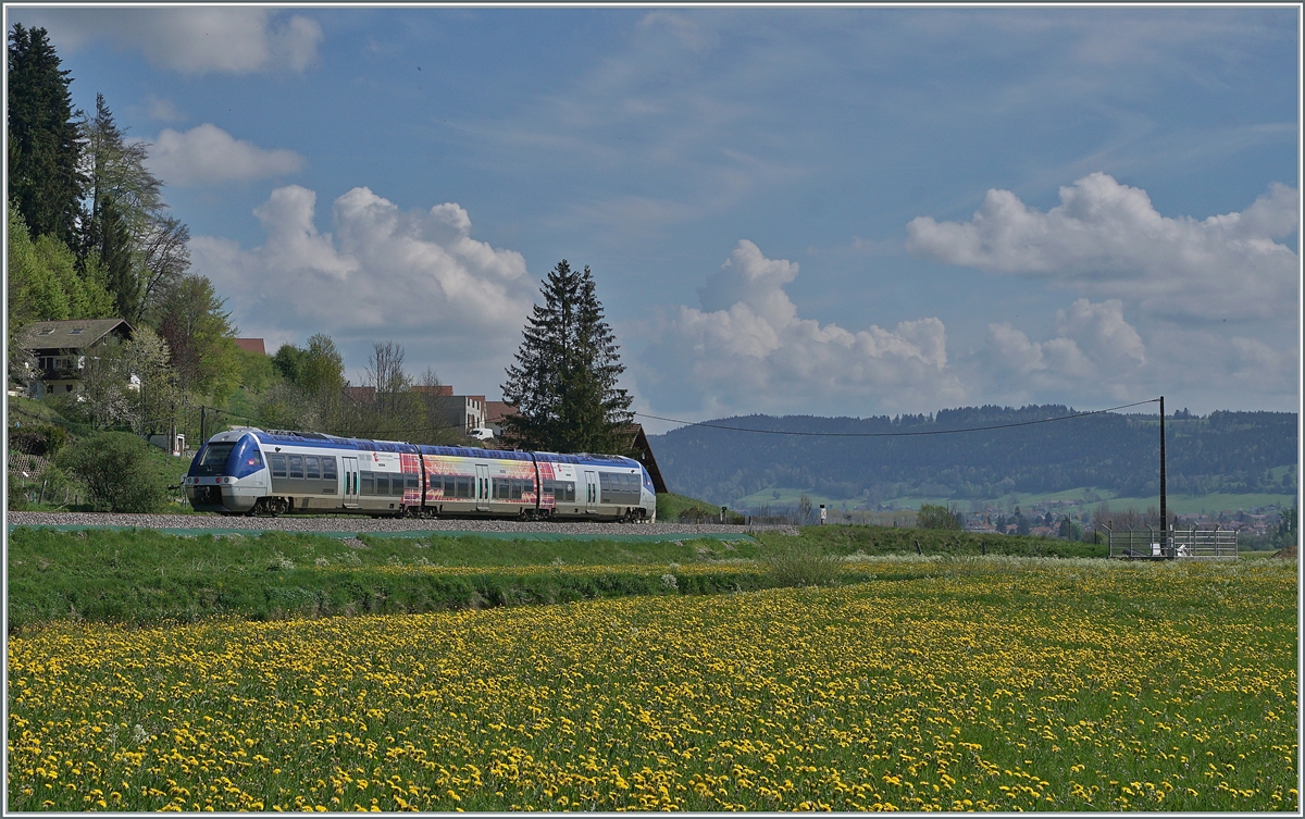 The SNCF X 76713/714 is the TER 18109 on the way form Besançon Viotte to La Chaux-de-Fonds and runs near Pont de la Roche to Morteau. 10.05.2022