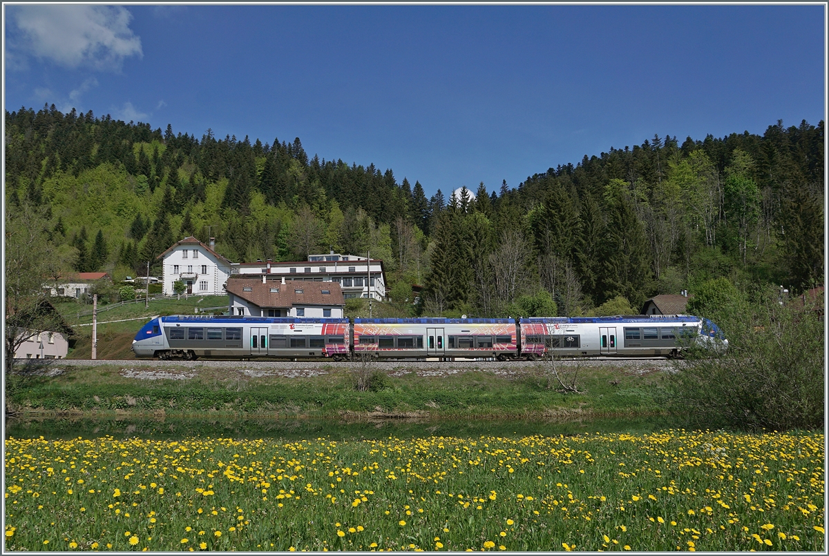 The SNCF X 76713/714 is the TER 18109 on the way form Besançon Viotte to La Chaux-de-Fonds and runs here by Pont de la Roche to Morteau.

10.05.2022