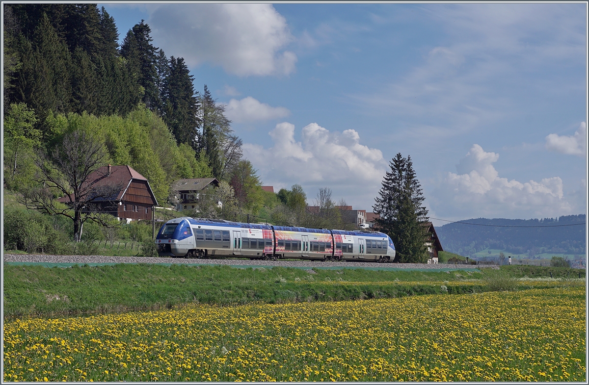 The SNCF X 76713/714 on the way from Besançon to La Chaux-de-Fonds by Pont de la Roche. 

10.05.2022