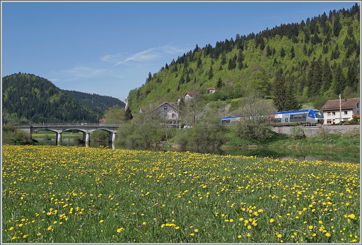 The SNCF X 76713/714 on the way from Besançon to La Chaux-de-Fonds by Pont de la Roche.

10.05.2022 