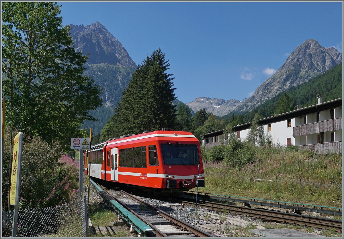 The SNCF X 94 87 0001 856-7 is arriving at Vallorcine. 

01.08.2022