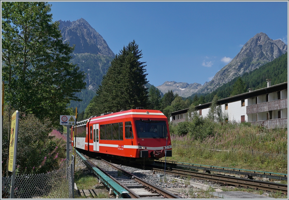 The SNCF X 94 87 0001 856-7 is arriving at Vallorcine. 

01.08.2022