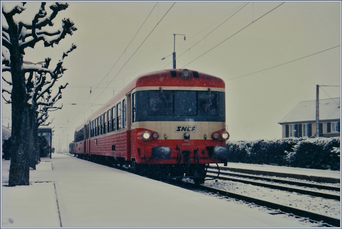 The SNCF XR 8051 to Pontarlier by in Frasne. 

05.03.1985