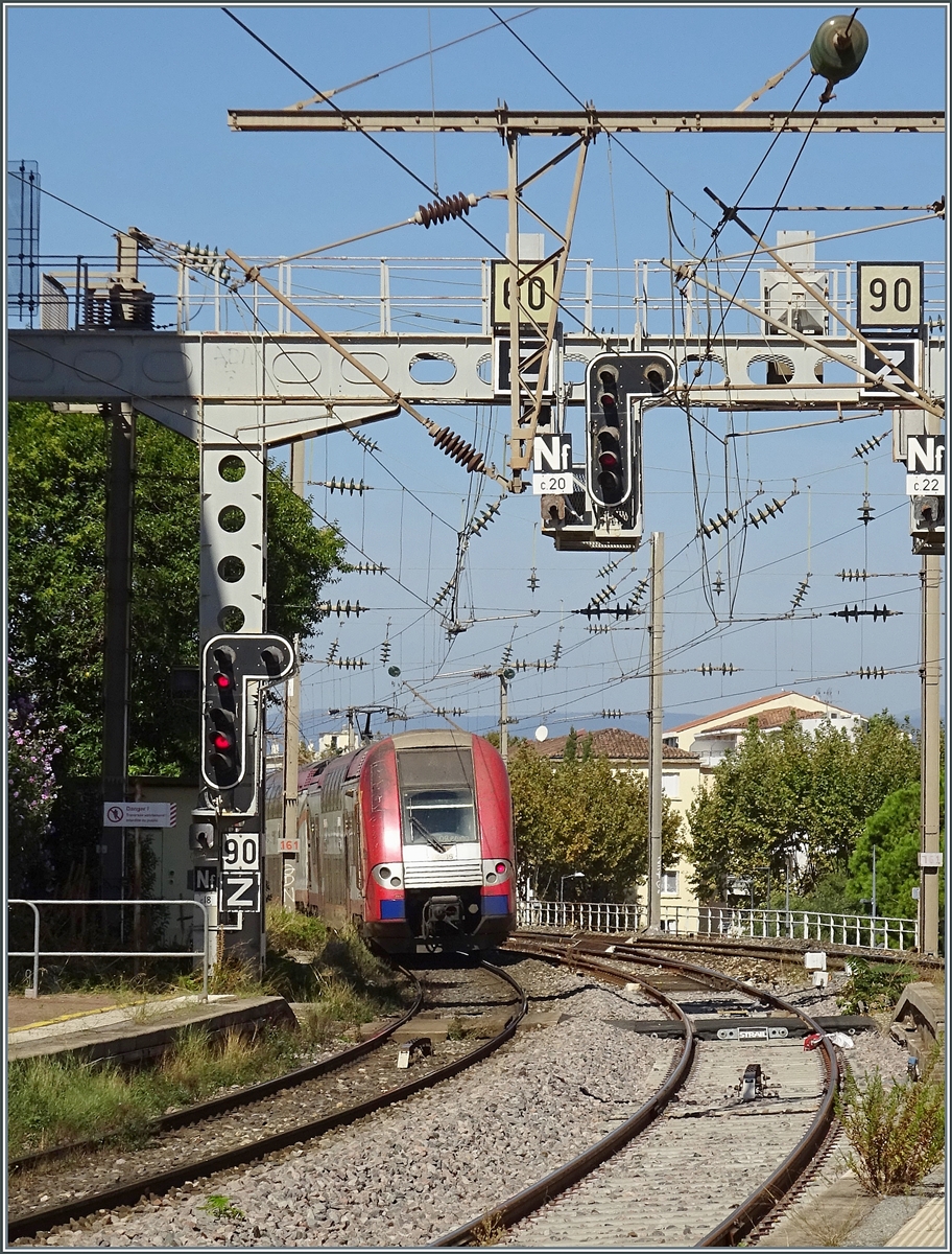 The SNCF Z 26 585 UIC 94 87 0026 585-3 F-AZUR  Computer-Mouse  departs as TER ZOU 88121 from Saint Raphaël station. The train runs from Menton to Les Arcs and serves most intermediate stations.

September 17, 2026