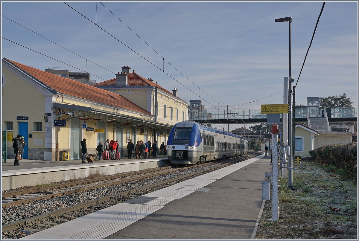 The SNCF Z 27 678/77 on the way to Bellegarde is arriving at Thonon les Bains.

08.02.2020