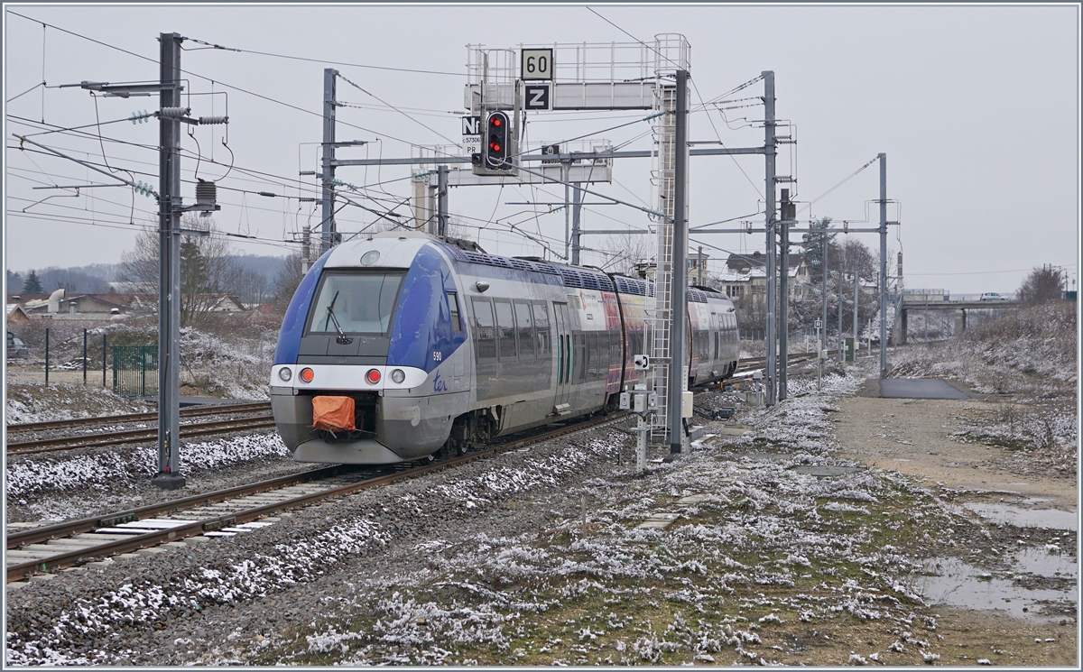 The SNCF Z 27590 is leaving Delle on the way to Belfort.


11.01.2019