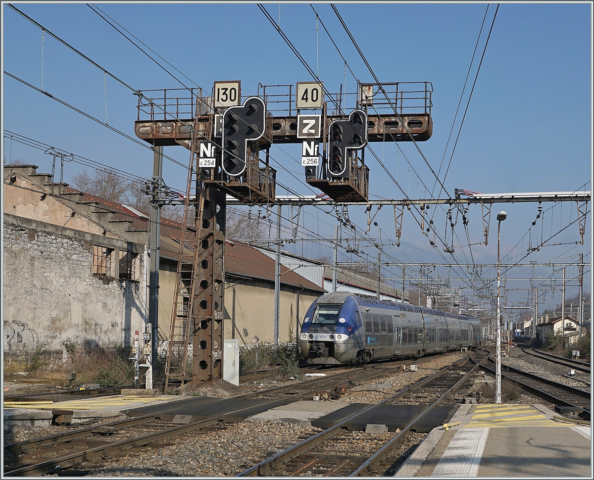 The SNCF Z 27592 is arriving at the Chambéry-Challes-les-Eaux Station.

22.03.2022