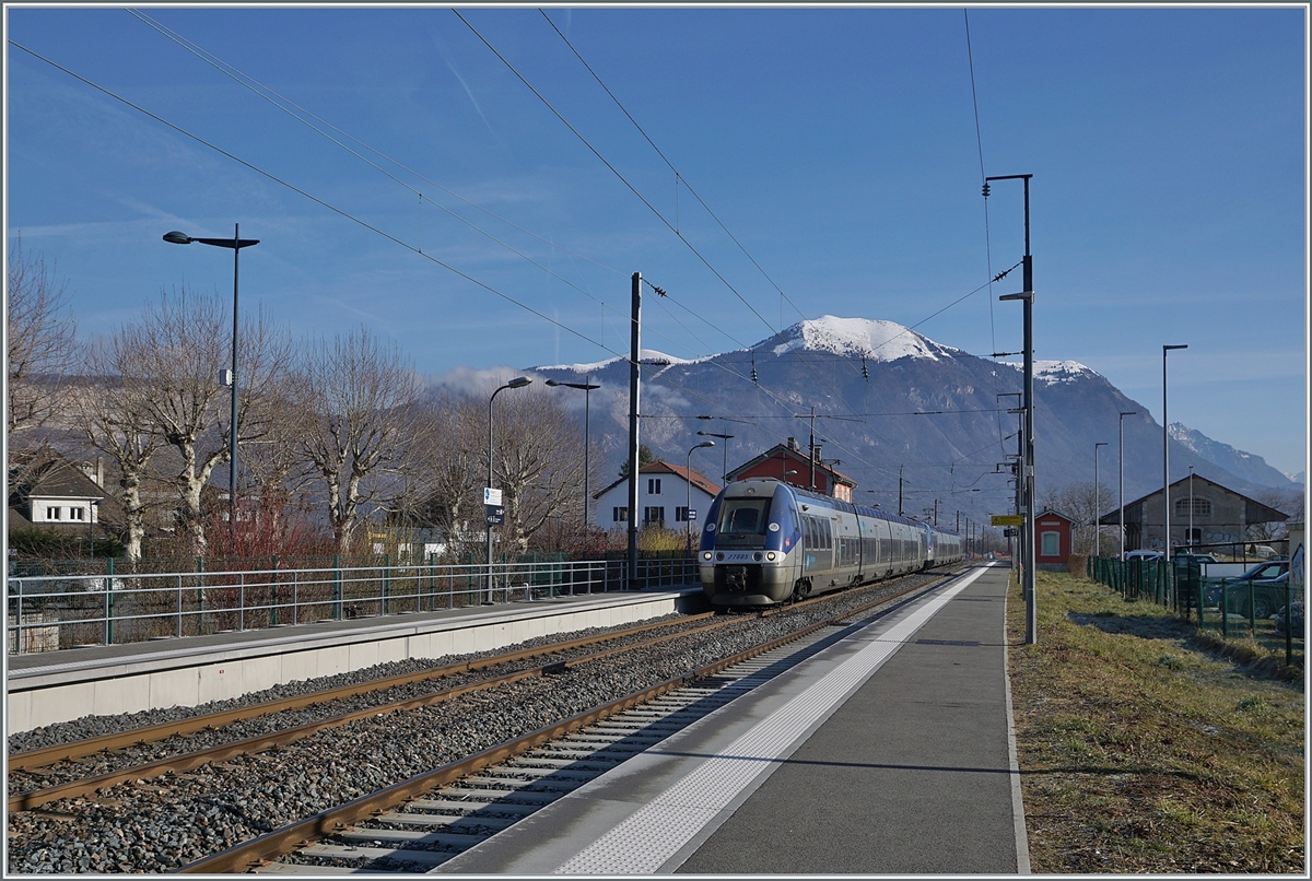 The SNCF Z 27685 and Z27574 are the TER 884862 from St-Gervais-les-Bains-le-Fayet to Lyon Part Dieu. Pictured in the St-Pierre-en Faucigny Station. 

12.02.2022