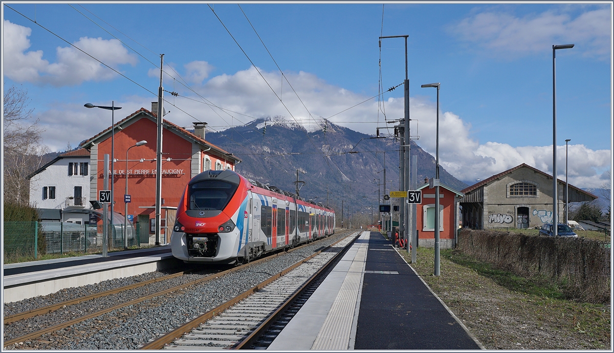 The SNCF Z 31 531 M on the way from Coppet to St Gervais le Fayet by his stop in
St Pierre en Faucigny.

21.02.2020