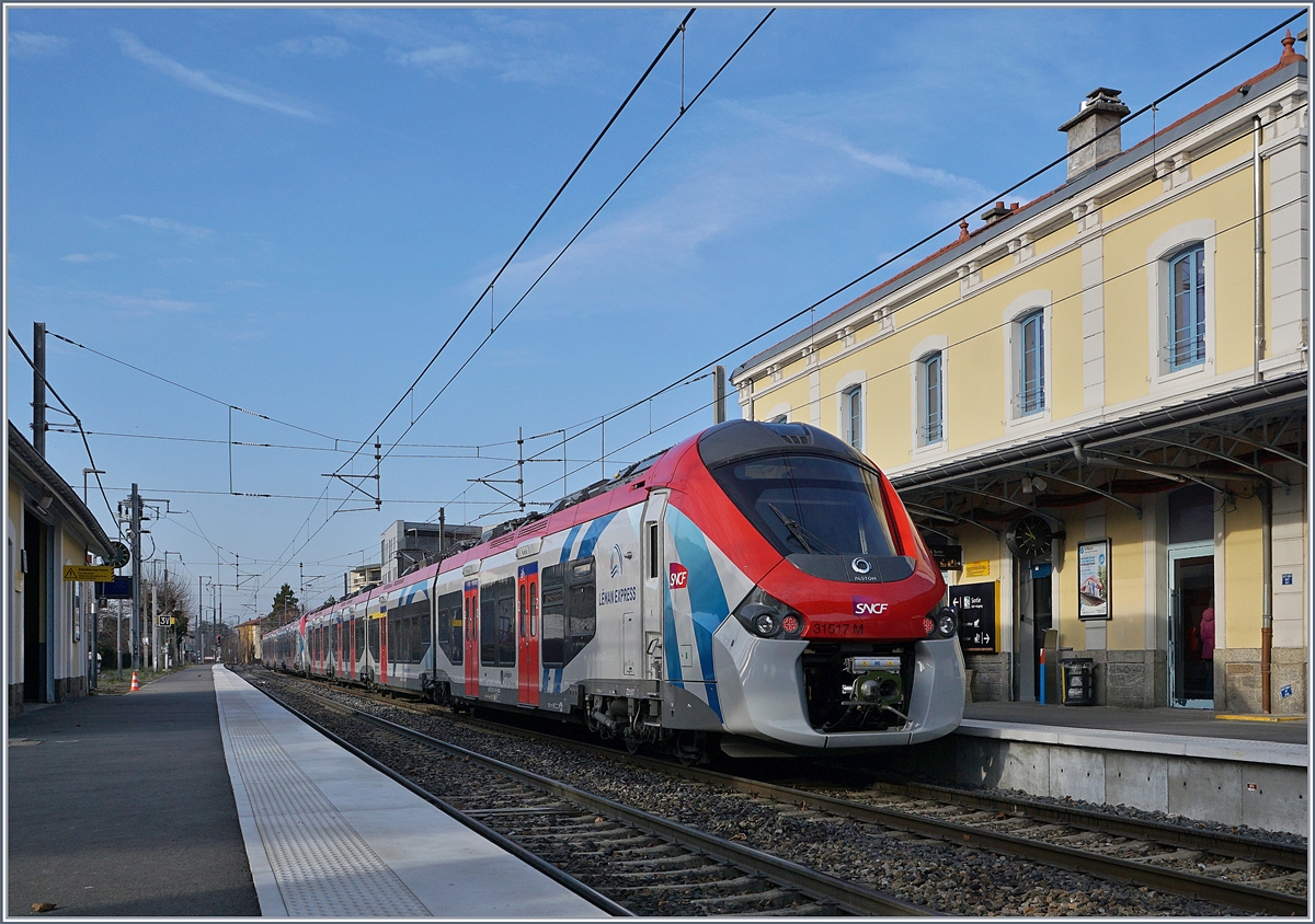 The SNCF Z 31500 Coradia Polyvalent régional tricourant Z 519 and 517 in Thonon-les-Bains on the way to Coppet.

08.02.2020